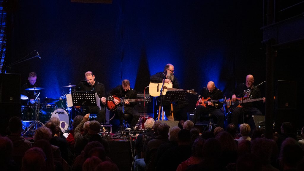 Die Band "Poweronoffs" auf der Bühne mit Micha Krämer